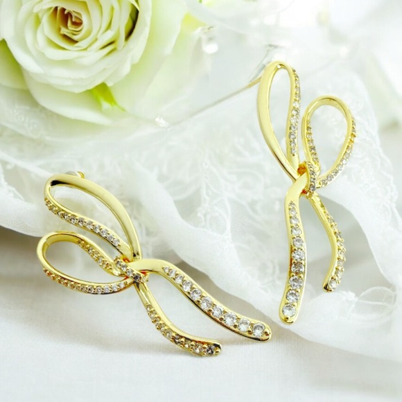 Kendra Scott Sasha Statement Earrings, in Gold. - Picture 3 of 6